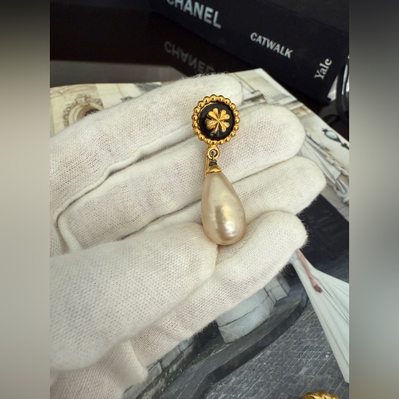 24K gold plated CHANEL vintage pearls drop pin - Picture 5 of 10